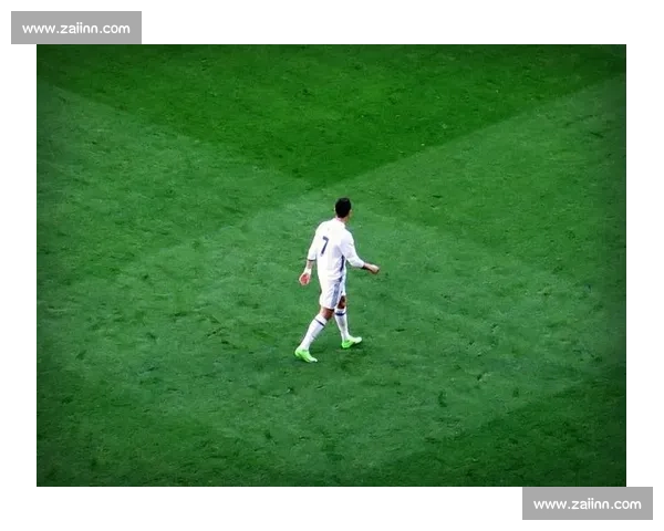 皇马 2627 客场球衣曝光！三叶草加持的森林绿美学，复古基因唤醒伯纳乌记忆